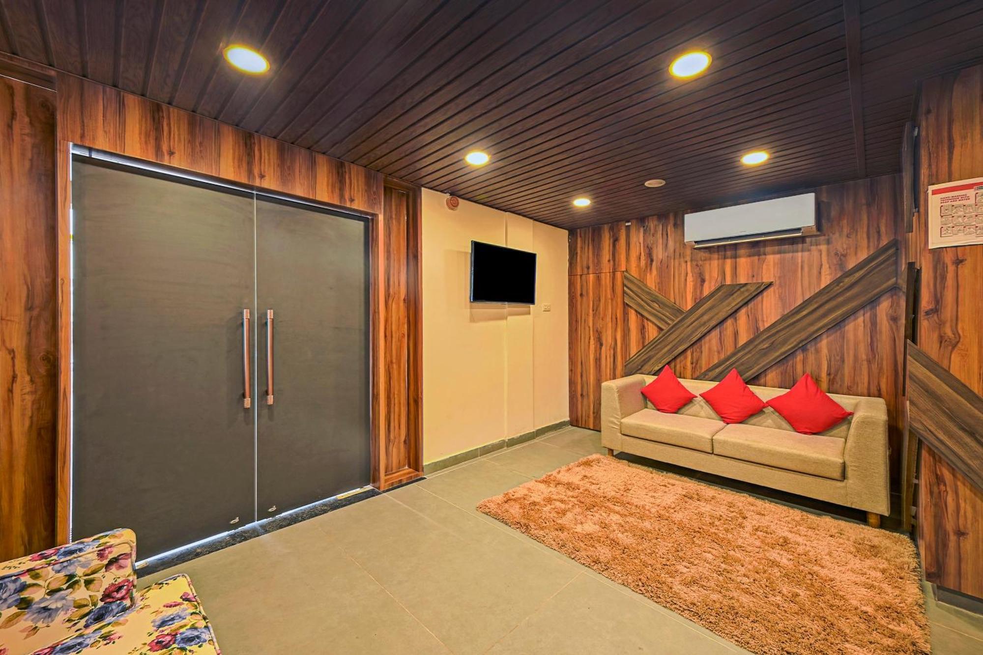 Super Townhouse Oak Hillside Aqua Hotel Khandagiri Exterior photo