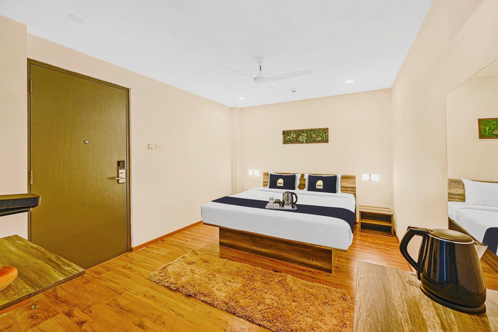 Super Townhouse Oak Hillside Aqua Hotel Khandagiri Exterior photo